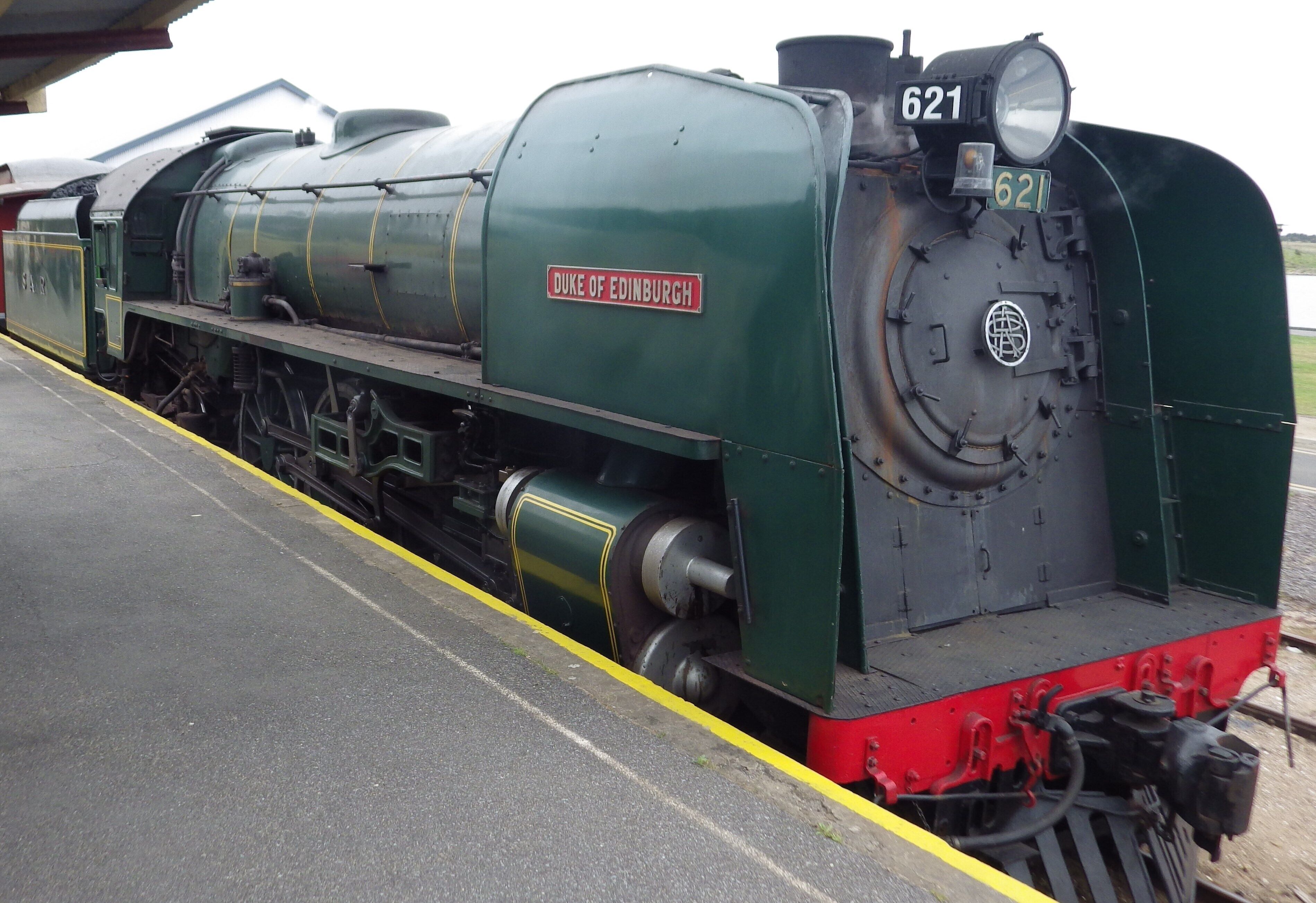 Una locomotora de vapor verde con el número 621 y el nombre 'Duke of Edinburgh' en su lateral.