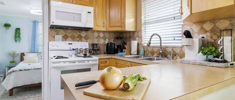 冰箱、微波炉、烤箱、炉灶