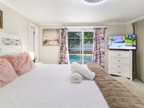 Iron/ironing board, travel cot, free WiFi, bed sheets - NEW! 9mi to AMI with Hot Tub, Heated Pool, Game Room (Bradenton)