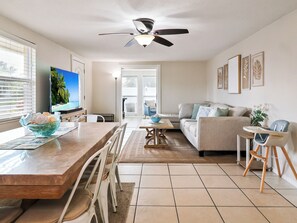 Smart TV, books - NEW! 9mi to AMI with Hot Tub, Heated Pool, Game Room (Bradenton)