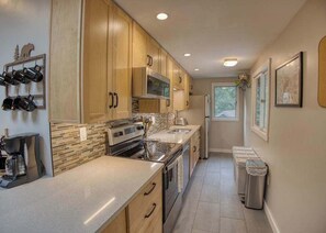 Jääkaappi, mikroaaltouuni, uuni, liesi