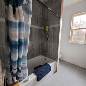 Dusche, Haartrockner, Handtücher, Toilettenpapier