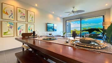 Luxury Apartment, 2 Bedrooms, Balcony, Golf View | Dining room