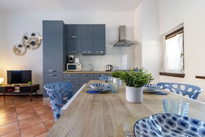 Microwave, oven, stovetop - Golden Tree - Castelletto sopra Ticino - Private Garage - WiFi (Castelletto sopra Ticino)