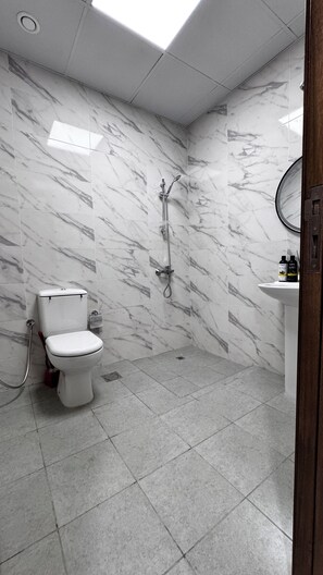Shower, hair dryer, towels, soap - Peaceful Studio apartment perfect for a relaxing Dubai stay (Dubai)