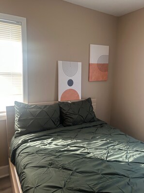 3 habitaciones, tabla de planchar con plancha, wifi y ropa de cama 