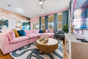 Smart TV, video games, table football, ping pong - Massive Beach House • Theater • Pool • Roof Lounge (St. Augustine Beach)