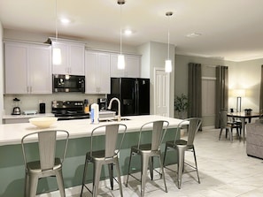 Fridge, microwave, oven, stovetop - Spacious 5-bed /4-bath townhome in lovely Kissimmee w/ private pool (Kissimmee)