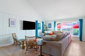 Smart TV, video games, table tennis - 7BR Coastal Retreat: Heated Pool | Hot Tub | Games (Bradenton)