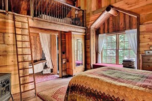 4 bedrooms, iron/ironing board, Internet, bed sheets - Hot Tub & Mtn Views: Woodsy Cabin in Greer (Greer)