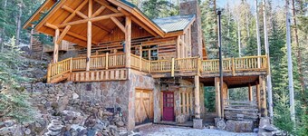 Hot Tub & Mtn Views: Woodsy Cabin in Greer
