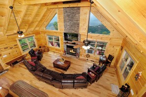 Fernseher, Kamin, Bücher