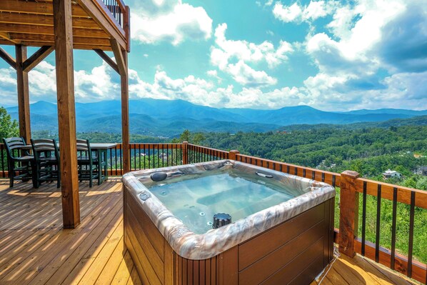 Unclassified image, 1 of 29, button - Theater + Arcade! 'Tri-Star Lodge' in Gatlinburg (Gatlinburg)