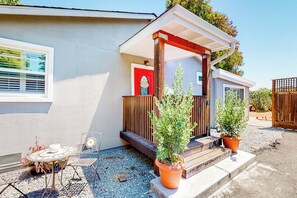 Outdoor dining - Dog-Friendly 2BR w/ Porch, Close to Everything (San Rafael)