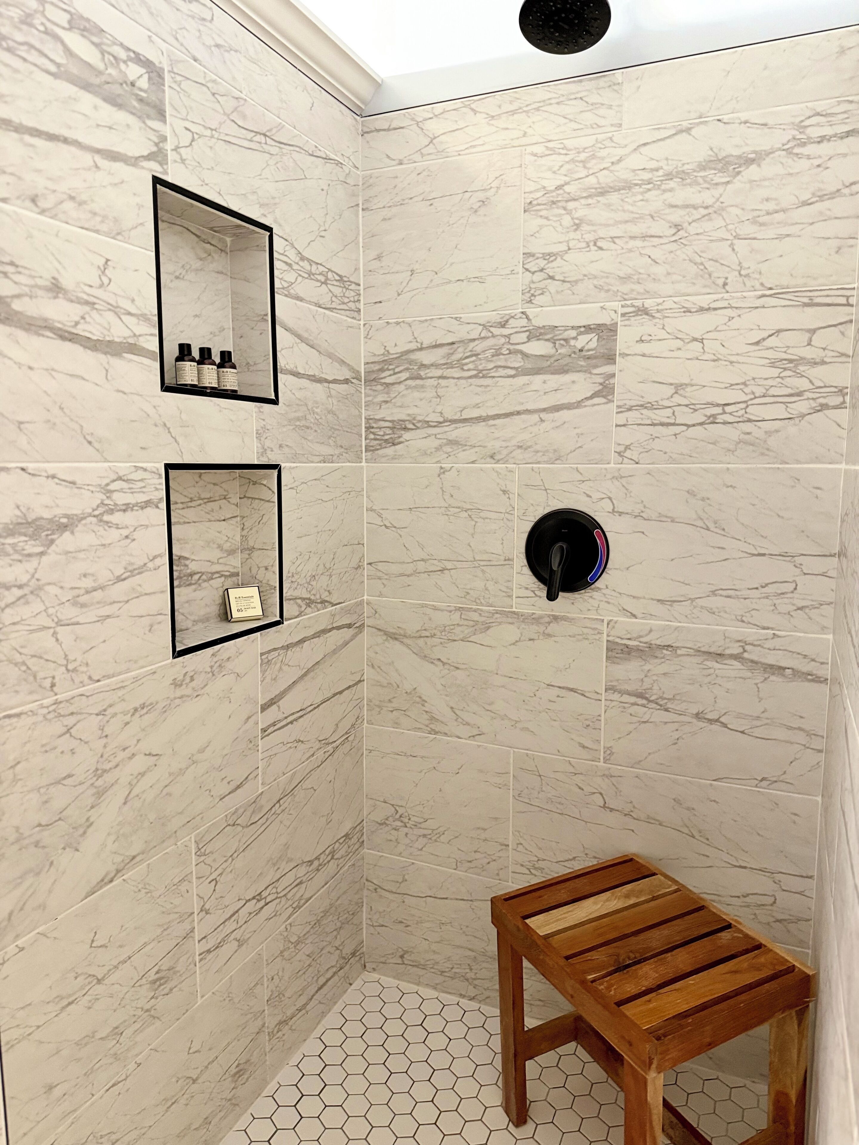 Bruser, hårtørrer, bidet, håndklæder