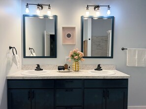Shower, hair dryer, bidet, towels - Arcade-HotTub-FirePit-5BD-EV-Starlink-NoCleaningFee (McHenry)