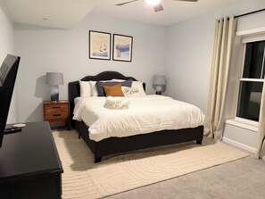 Iron/ironing board, Internet, bed sheets - Arcade-HotTub-FirePit-5BD-EV-Starlink-NoCleaningFee (McHenry)