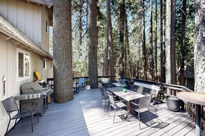 Outdoor dining - 3 Mi to State Park: Quiet Escape w/ Deck in Arnold (Arnold)