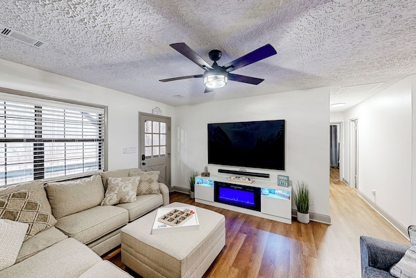 TV, fireplace - Dogs Welcome! 'Big Oak Hideaway' Near Lake Martin (Eclectic)