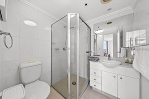 Douche, séchoir à cheveux, serviettes fournies, savon