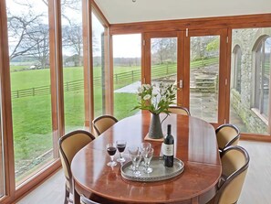Dining - BENINGBOROUGH, luxury holiday cottage, with open fire in Middleham (Leyburn)