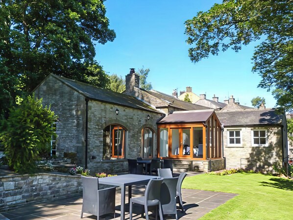 Outdoor dining - BENINGBOROUGH, luxury holiday cottage, with open fire in Middleham (Leyburn)