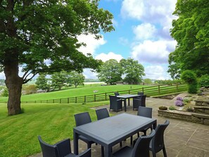 Outdoor dining - BENINGBOROUGH, luxury holiday cottage, with open fire in Middleham (Leyburn)