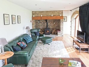 Living area - BENINGBOROUGH, luxury holiday cottage, with open fire in Middleham (Leyburn)