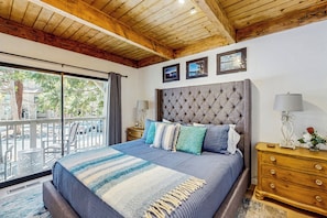 1 bedroom, desk, iron/ironing board, Internet - Lake Tahoe Adventure Base! Townhome w/ Pool Access (Kings Beach)