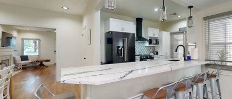 Jääkaappi, mikroaaltouuni, liesi, astianpesukone