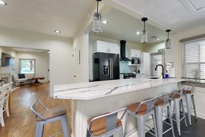 Réfrigérateur, micro-ondes, plaque de cuisson, lave-vaisselle
