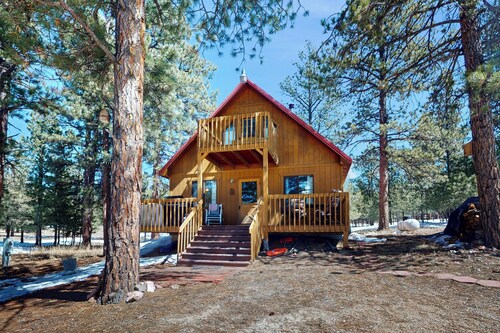 2BR Mountain Cabin w/ scenic Views & wood stove