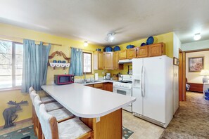 Fridge, microwave, stovetop, dishwasher - Tranquil Wet Mtn Cabin w/ Views on 3 Acres! (Westcliffe)