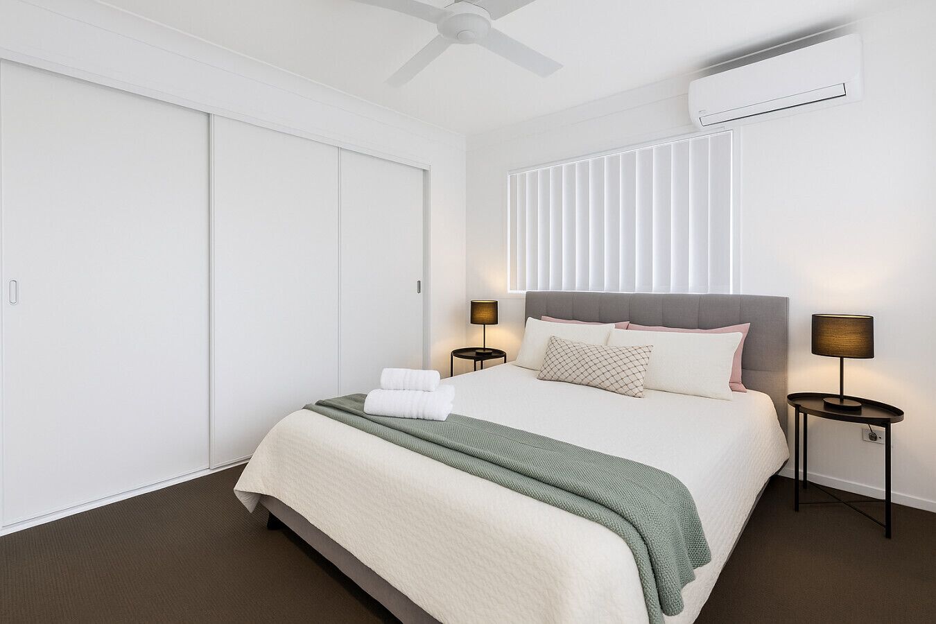 Escritorio, tabla de planchar con plancha, wifi y ropa de cama 