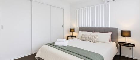 Desk, iron/ironing board, WiFi, bed sheets