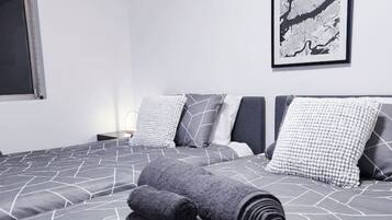 Escritorio, tabla de planchar con plancha, wifi y ropa de cama