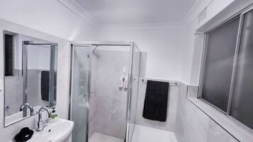 Secador de pelo, toallas