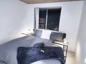 مكتب ومكواة/لوح كي وواي فاي وملاءات أسرّة