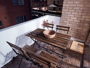 Outdoor dining - Stylish Rosehill Stay w Balcony (Rosehill)