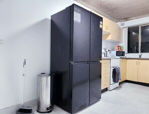 Private kitchen - Stylish Rosehill Stay w Balcony (Rosehill)