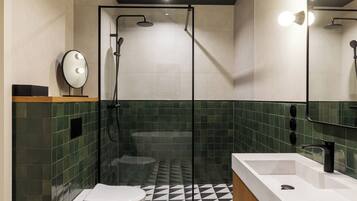 Suite | Baño | Tina y regadera independientes, secadora de cabello, pantuflas, toallas