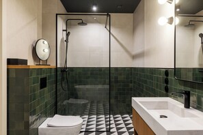 Suite | Kamar mandi | Bathtub dan shower terpisah, pengering rambut, sandal, dan handuk