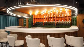 Habitación Deluxe con 2 camas individuales | Bar (en el alojamiento)