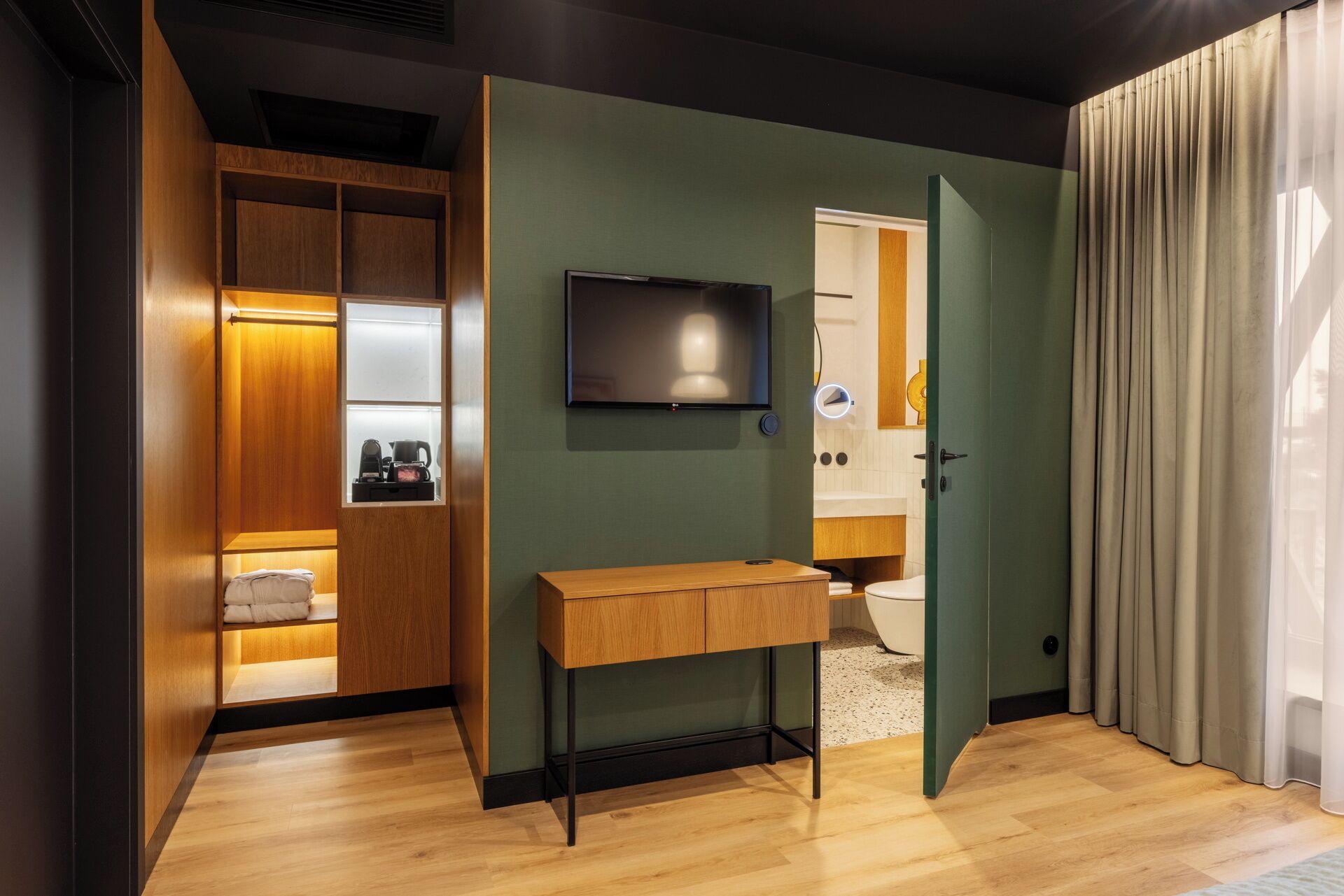Une salle de bain moderne avec un meuble-lavabo en bois, des toilettes et un espace douche.