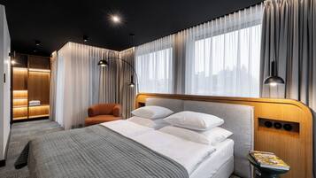 Suite | Peti besi dalam bilik, langsir/tirai gelap terus