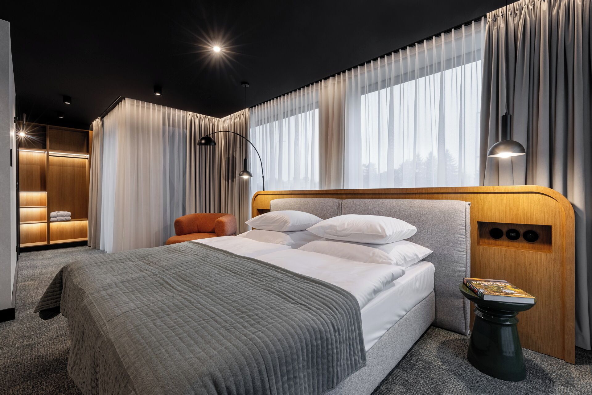 Suite | In-room safe, blackout curtains, iron/ironing board, free WiFi
