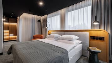 Suite | In-room safe, blackout curtains, iron/ironing board, free WiFi