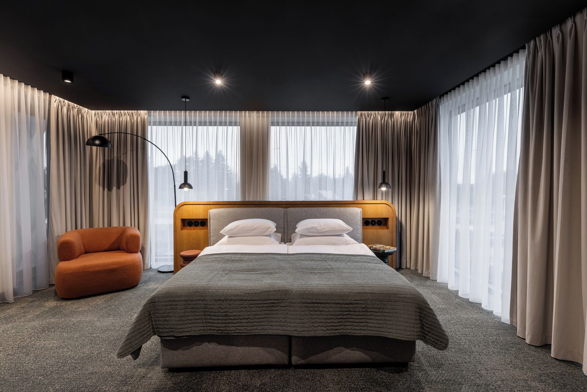 Suite | Caja fuerte, cortinas opacas, tabla de planchar con plancha