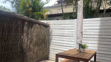 Apartment, 1 Bedroom, Accessible, Patio | Tempat makan luar