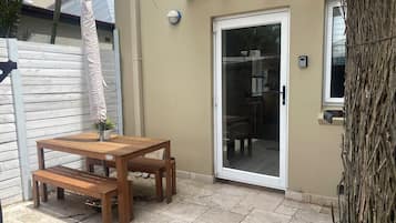 Apartment, 1 Bedroom, Accessible, Patio | Tempat makan luar